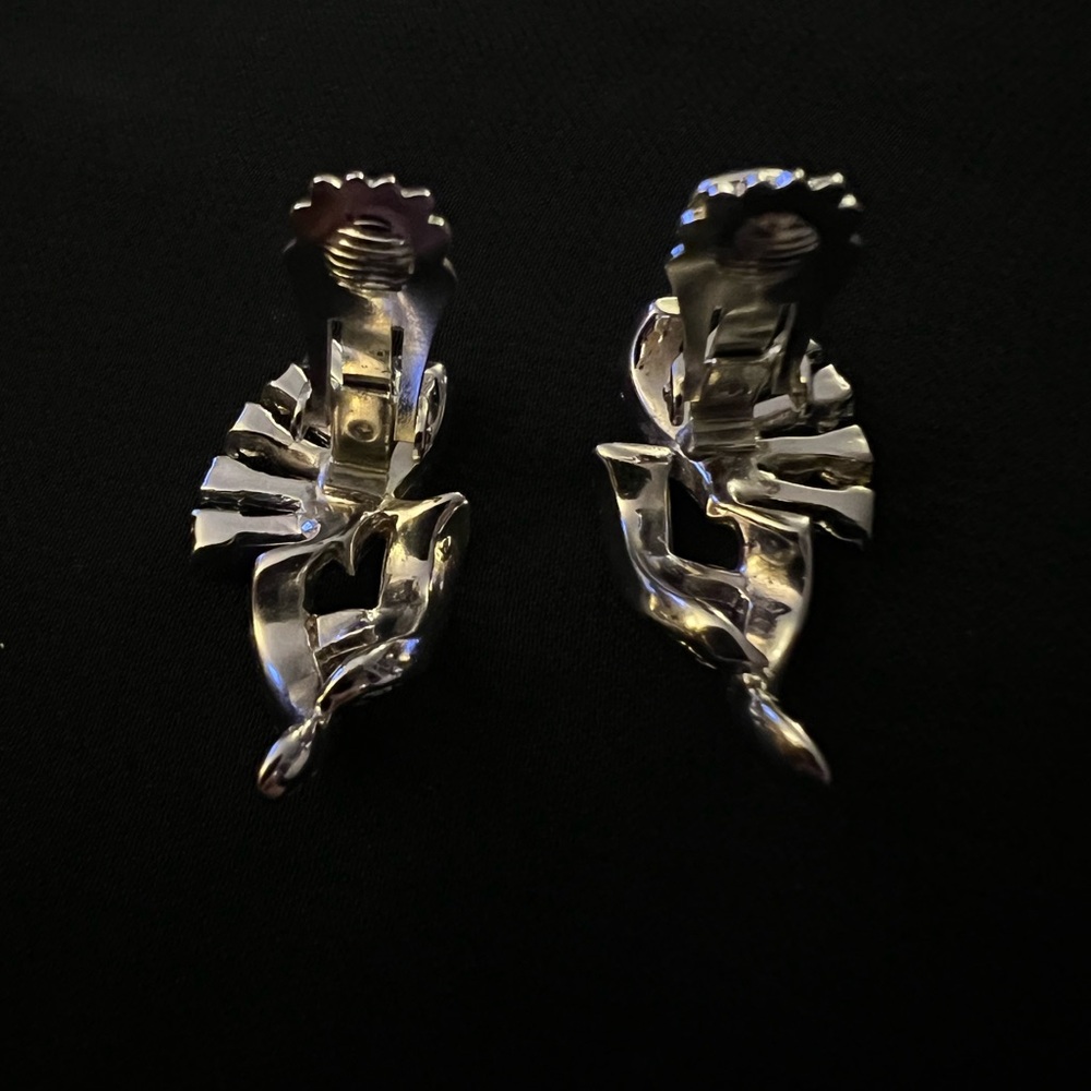 Vintage Kramer of NY Silver tone and Rhinestone Clip On Earrings - Picture 3 of 4